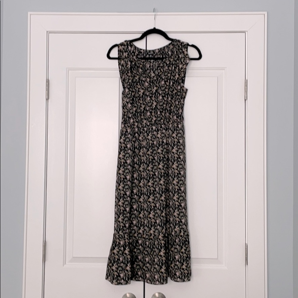 Pretty midi floral print summer dress.
